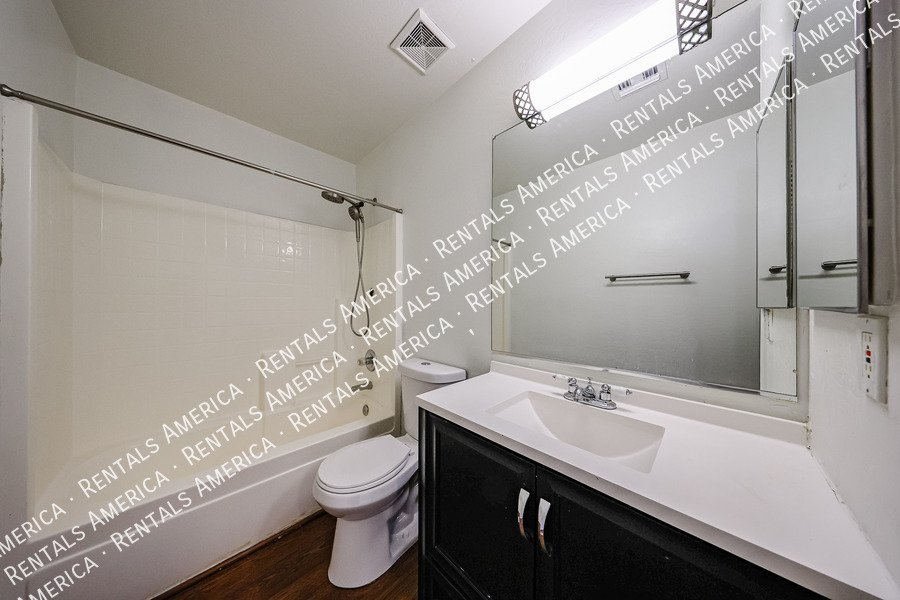 Spacious 4BD 2.5BA with Loft! Located in Cooper Commons! property image