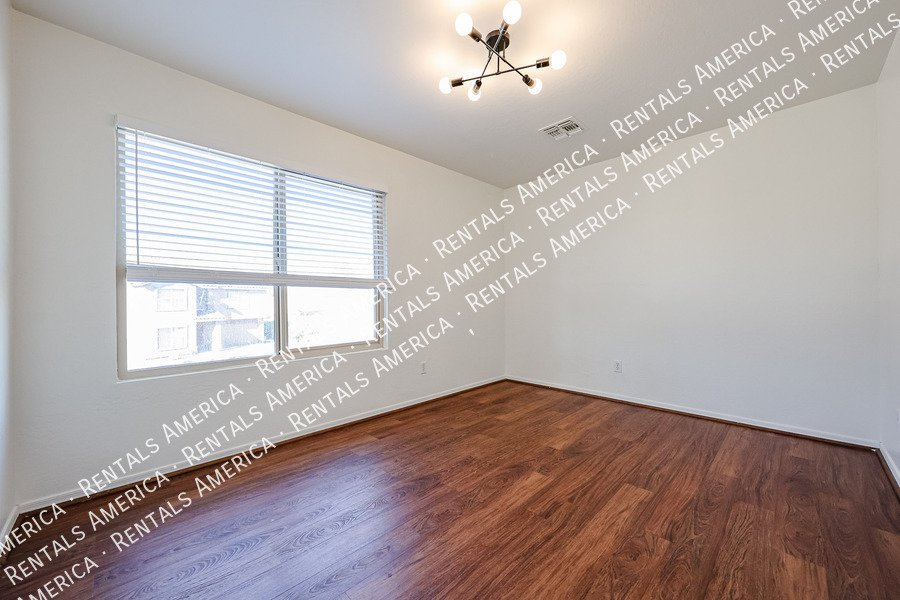 Spacious 4BD 2.5BA with Loft! Located in Cooper Commons! property image