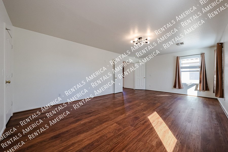 Spacious 4BD 2.5BA with Loft! Located in Cooper Commons! property image