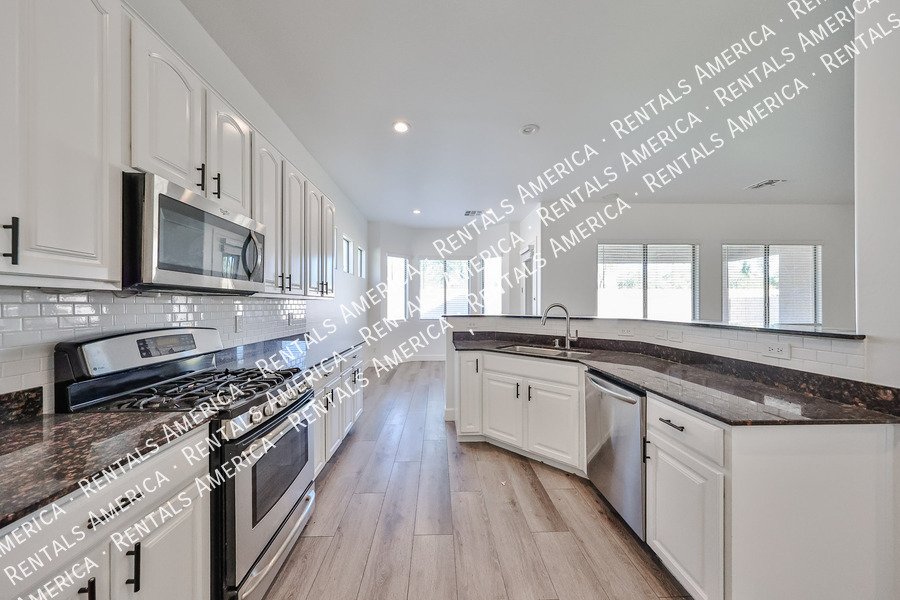 Beautiful Peoria Home w/ 3-Car Garage in Perfect Neighborhood! property image