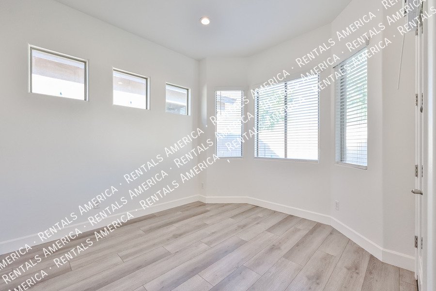 Beautiful Peoria Home w/ 3-Car Garage in Perfect Neighborhood! property image