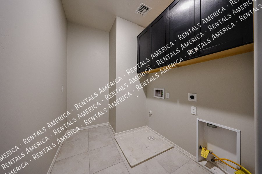 Available now! 3 bed 2.5 bath plus loft in Surprise! property image