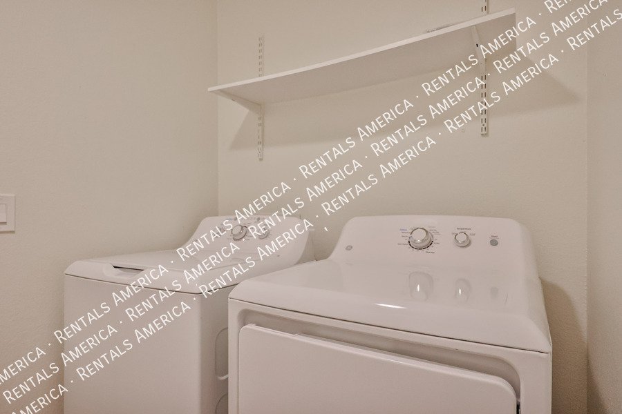 Move In Special! 4 Bed 3 Bath 2 Bonus Rooms Pool! property image