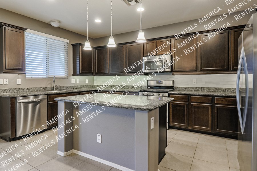 Move in Special! Beautiful Spacious 5BD House in Peoria! property image