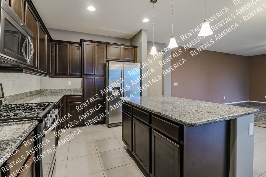 Move in Special! Beautiful Spacious 5BD House in Peoria! property image