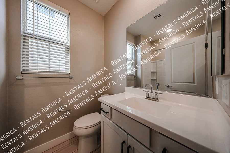 Exquisite 4BR/3BA + Loft Home in Mariposa Gated Community, Chandler property image