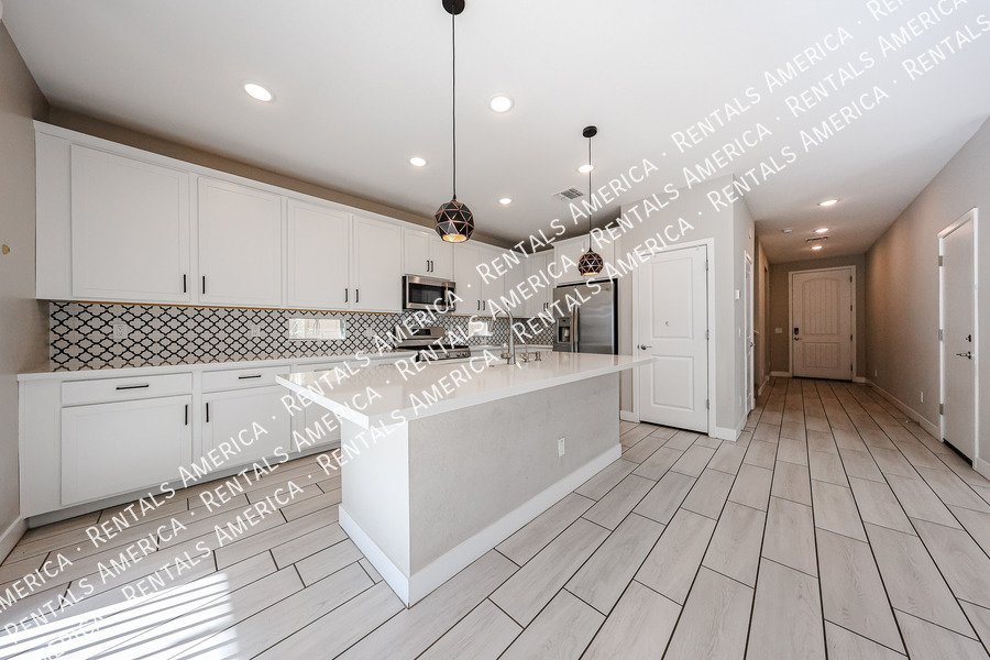 Exquisite 4BR/3BA + Loft Home in Mariposa Gated Community, Chandler property image