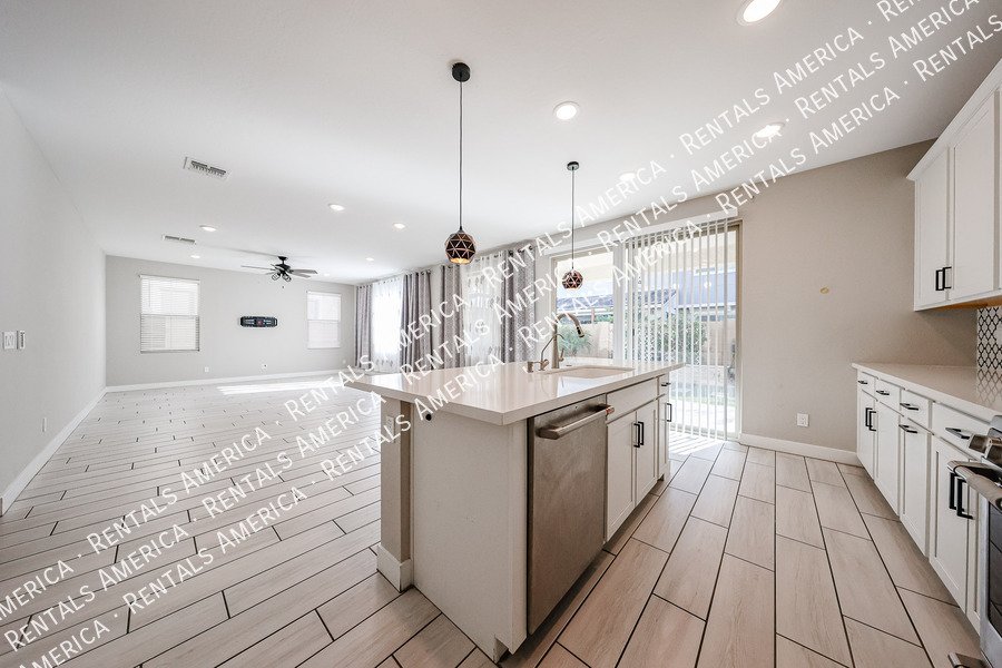 Exquisite 4BR/3BA + Loft Home in Mariposa Gated Community, Chandler property image