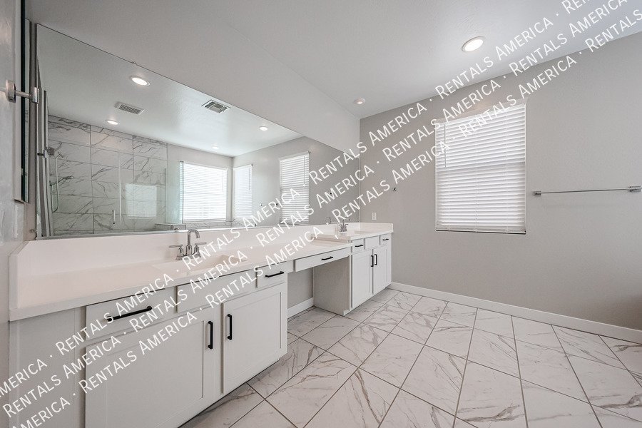 Exquisite 4BR/3BA + Loft Home in Mariposa Gated Community, Chandler property image