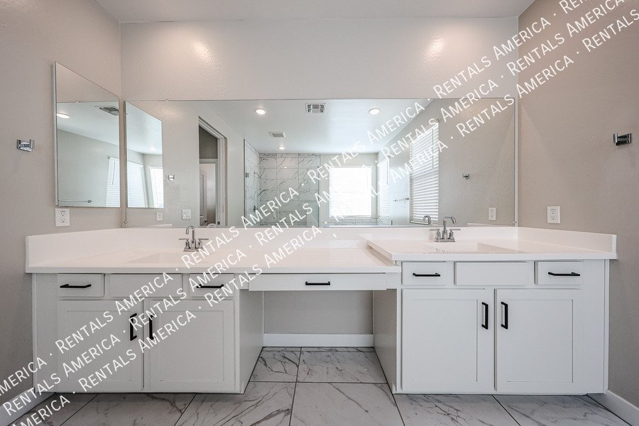 Exquisite 4BR/3BA + Loft Home in Mariposa Gated Community, Chandler property image