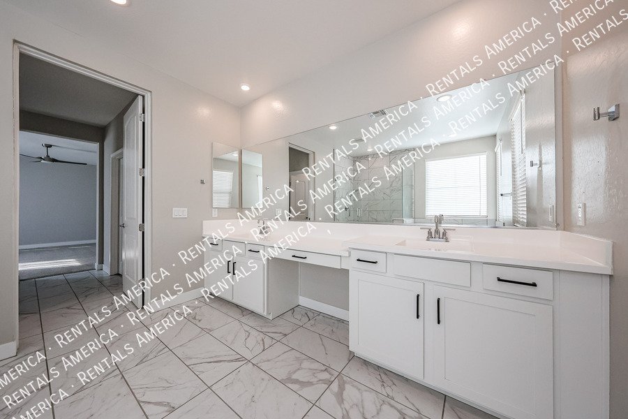 Exquisite 4BR/3BA + Loft Home in Mariposa Gated Community, Chandler property image