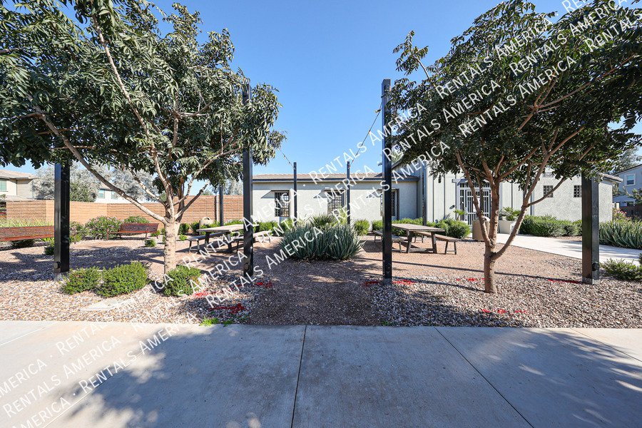 Exquisite 4BR/3BA + Loft Home in Mariposa Gated Community, Chandler property image