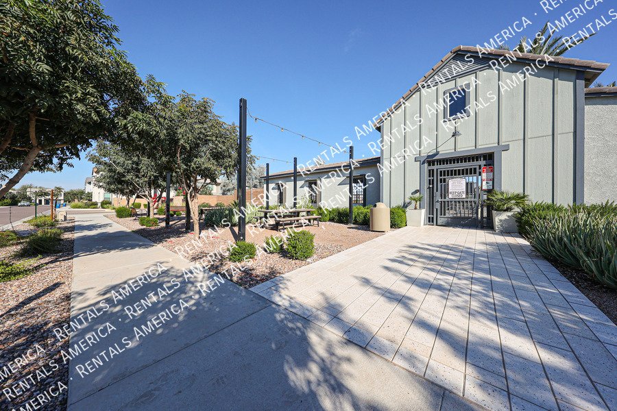 Exquisite 4BR/3BA + Loft Home in Mariposa Gated Community, Chandler property image