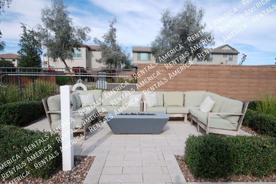 Exquisite 4BR/3BA + Loft Home in Mariposa Gated Community, Chandler property image