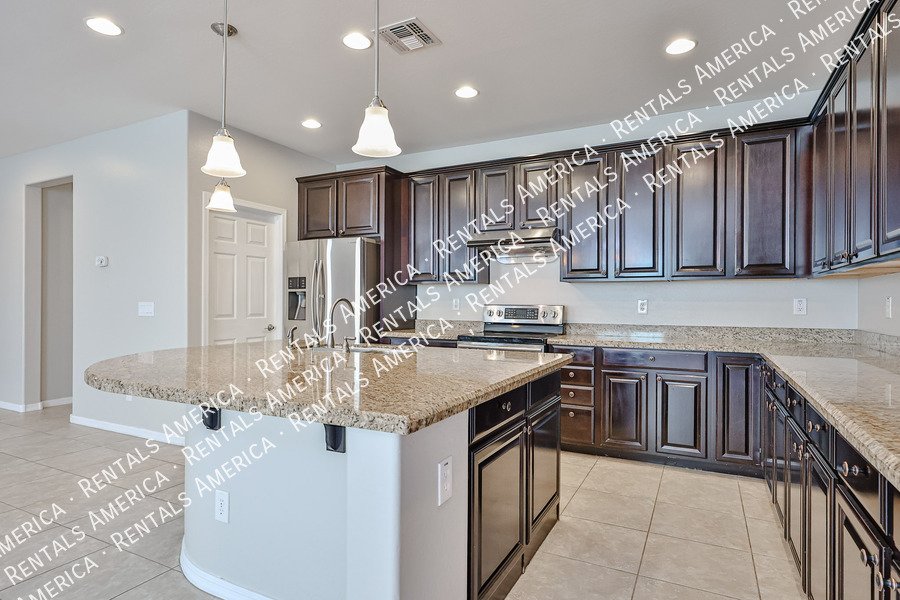 Availablel! 4 bed, 3 bath in Surprise! property image