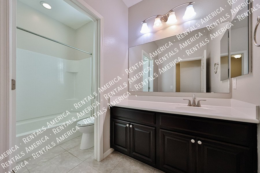 Availablel! 4 bed, 3 bath in Surprise! property image