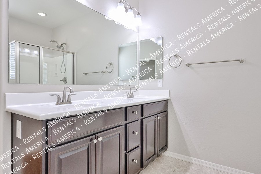 Availablel! 4 bed, 3 bath in Surprise! property image