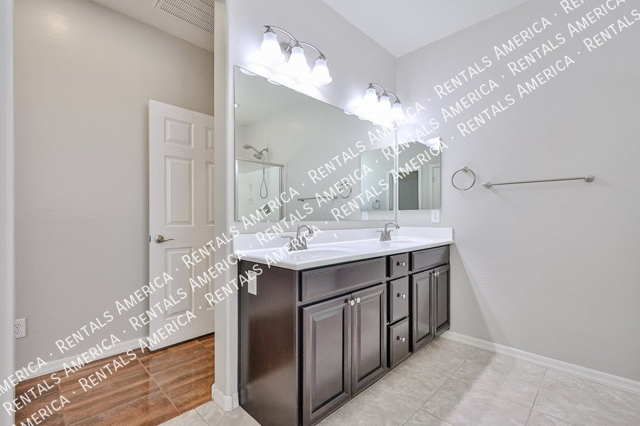 Availablel! 4 bed, 3 bath in Surprise! property image