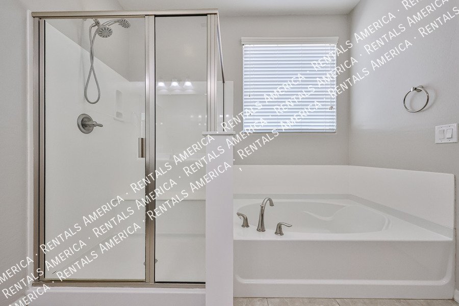 Availablel! 4 bed, 3 bath in Surprise! property image