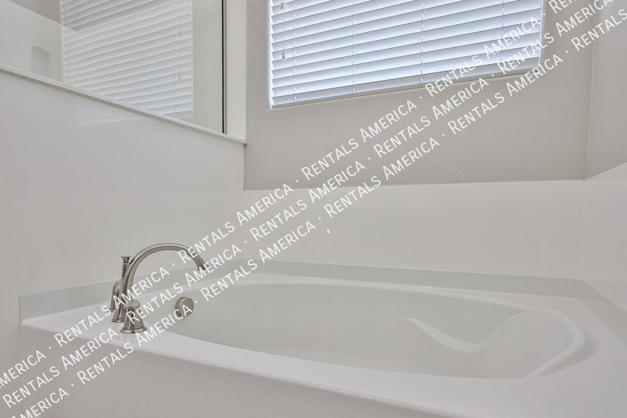 Availablel! 4 bed, 3 bath in Surprise! property image