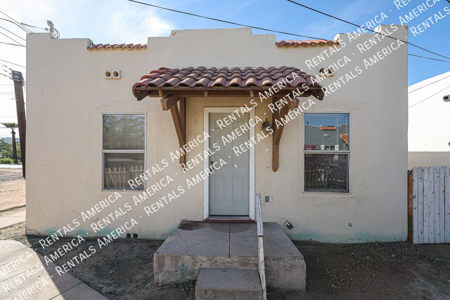 Charming 2 bedroom 1 bath house with a white picket fence yard!!! property image