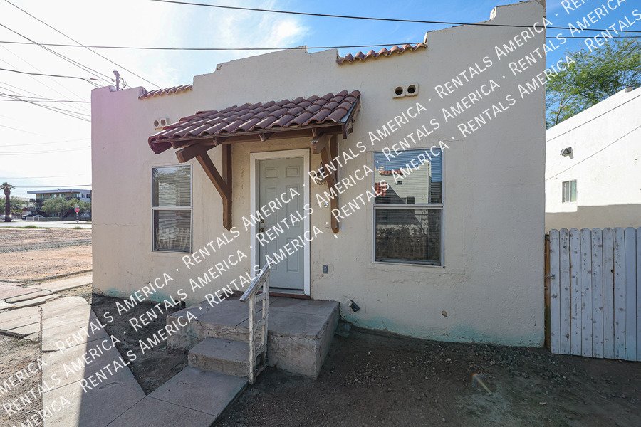 Charming 2 bedroom 1 bath house with a white picket fence yard!!! property image