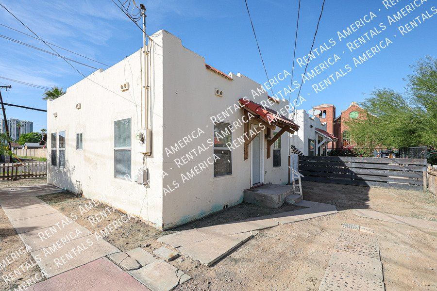 Charming 2 bedroom 1 bath house with a white picket fence yard!!! property image