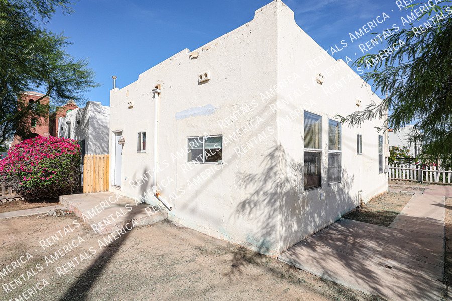 Charming 2 bedroom 1 bath house with a white picket fence yard!!! property image