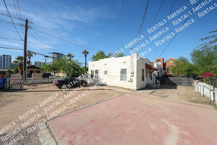 Charming 2 bedroom 1 bath house with a white picket fence yard!!! property image