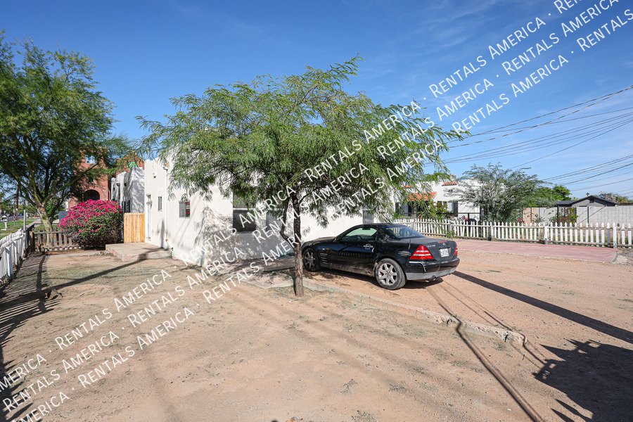Charming 2 bedroom 1 bath house with a white picket fence yard!!! property image