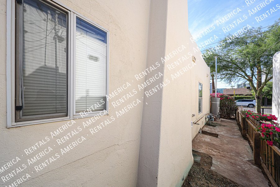 Charming 2 bedroom 1 bath house with a white picket fence yard!!! property image