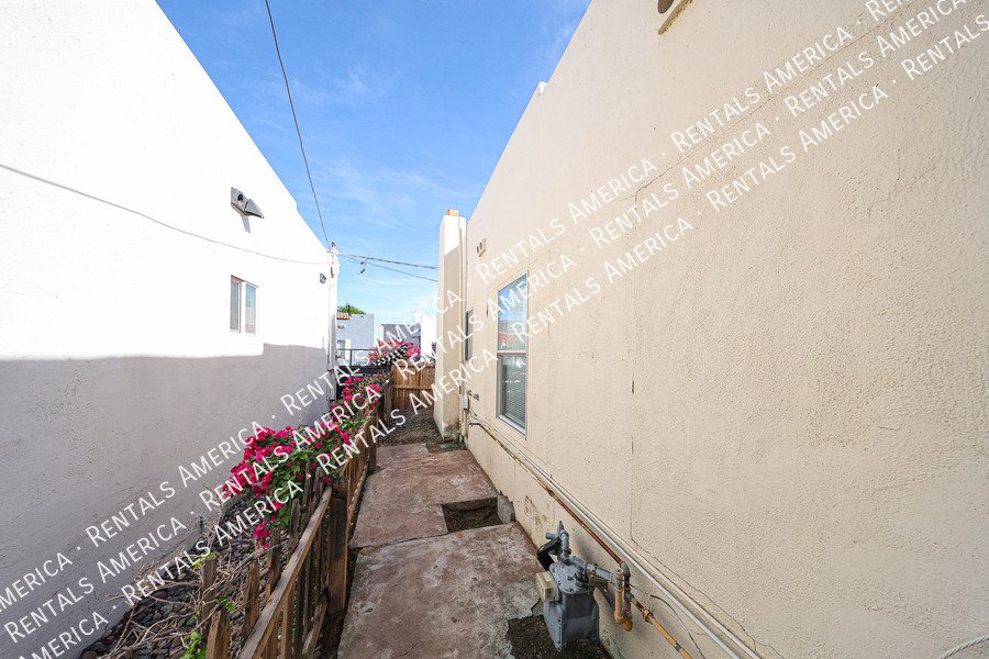 Charming 2 bedroom 1 bath house with a white picket fence yard!!! property image