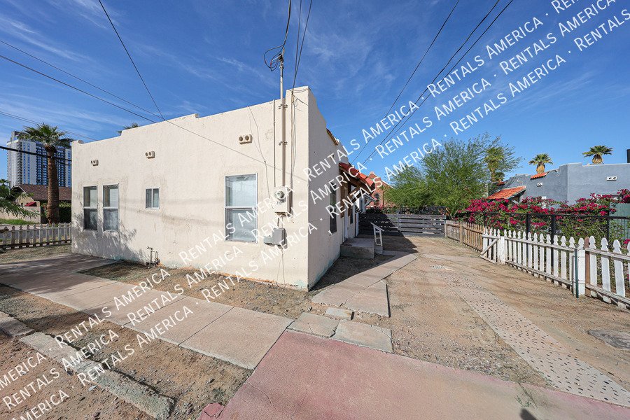 Charming 2 bedroom 1 bath house with a white picket fence yard!!! property image