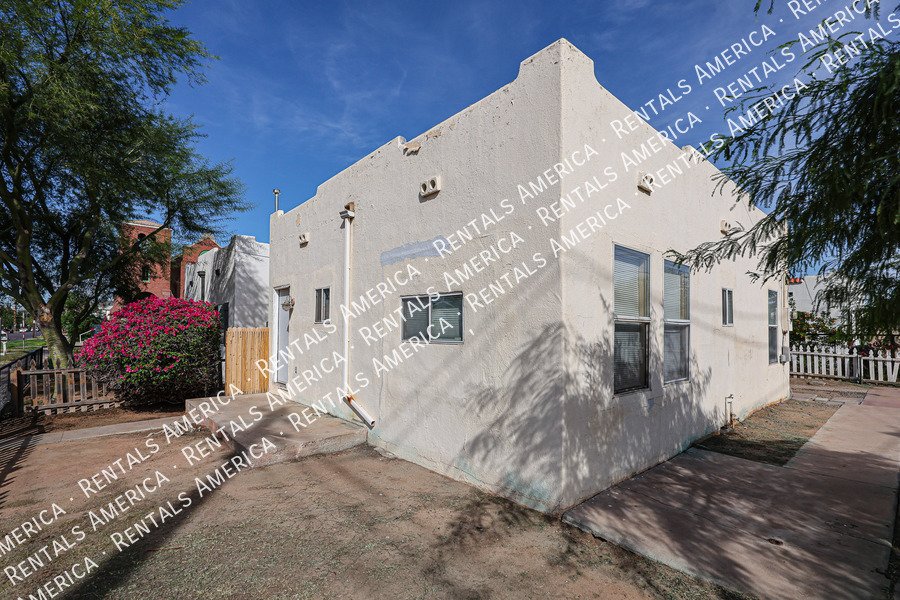 Charming 2 bedroom 1 bath house with a white picket fence yard!!! property image