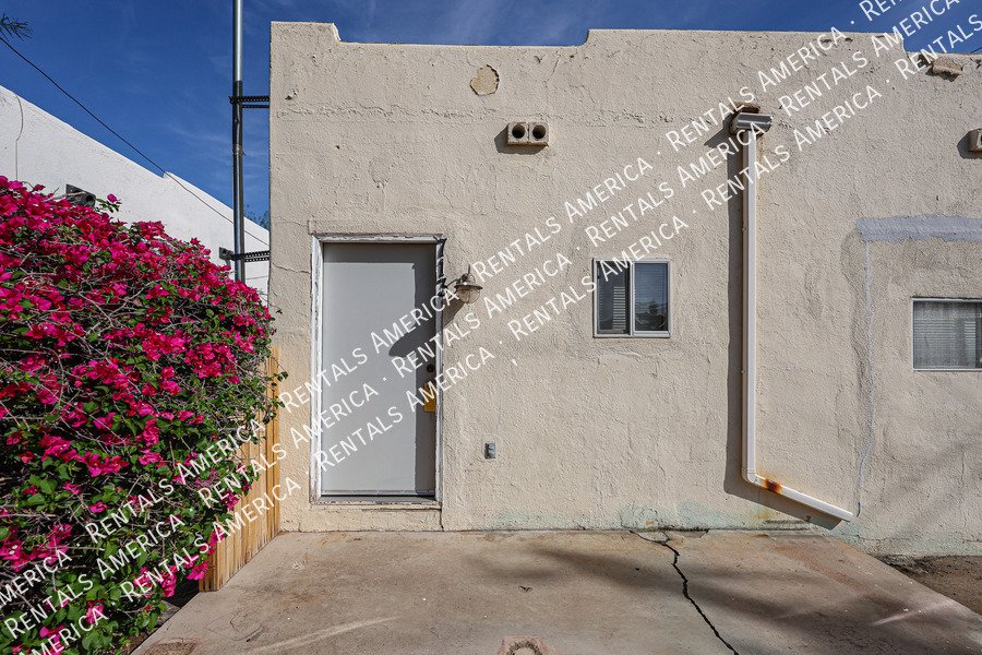 Charming 2 bedroom 1 bath house with a white picket fence yard!!! property image