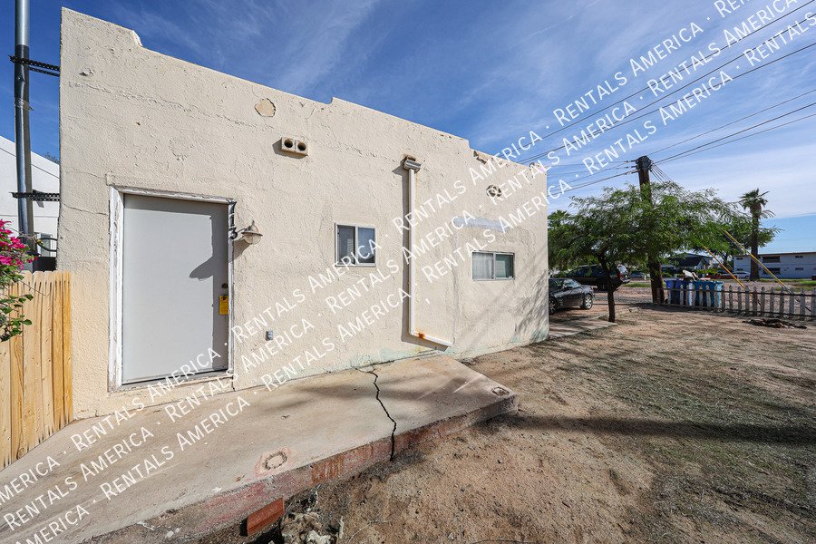 Charming 2 bedroom 1 bath house with a white picket fence yard!!! property image