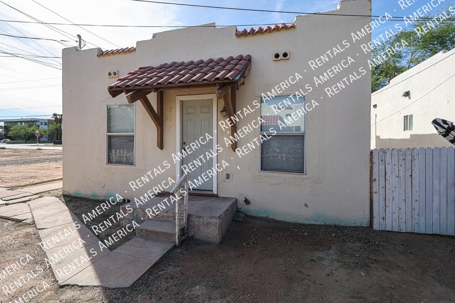 Charming 2 bedroom 1 bath house with a white picket fence yard!!! property image