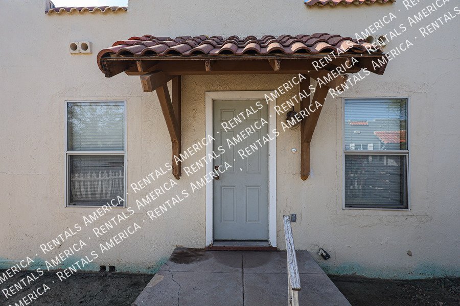 Charming 2 bedroom 1 bath house with a white picket fence yard!!! property image