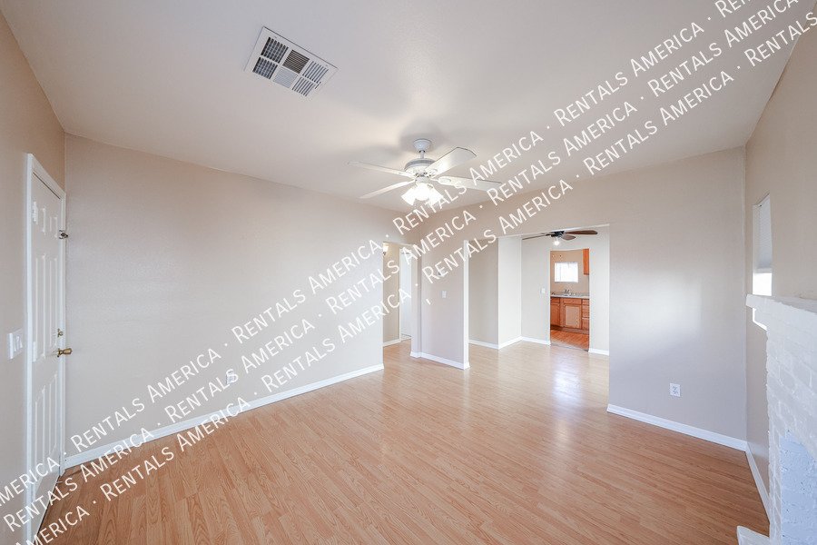 Charming 2 bedroom 1 bath house with a white picket fence yard!!! property image