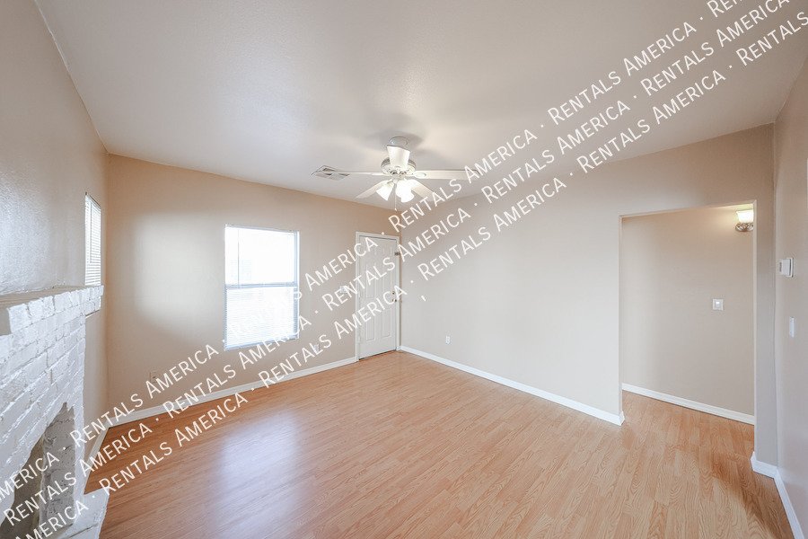 Charming 2 bedroom 1 bath house with a white picket fence yard!!! property image