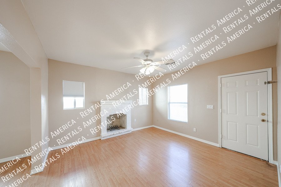 Charming 2 bedroom 1 bath house with a white picket fence yard!!! property image