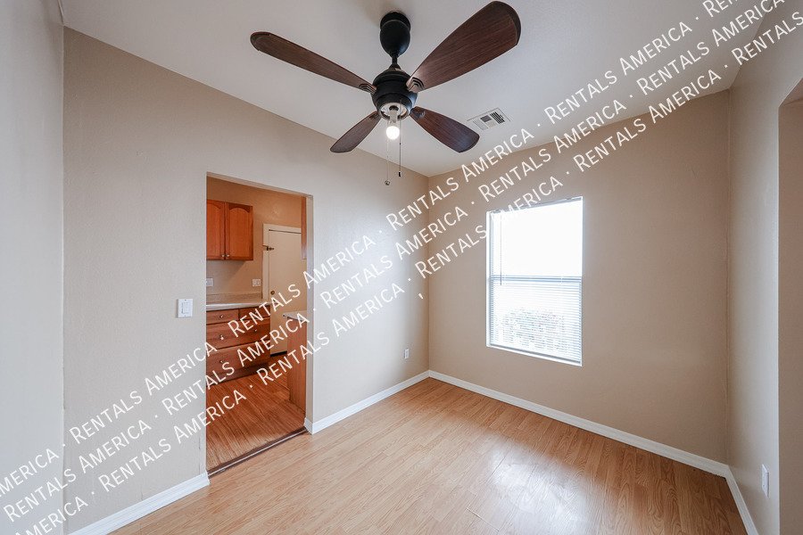 Charming 2 bedroom 1 bath house with a white picket fence yard!!! property image