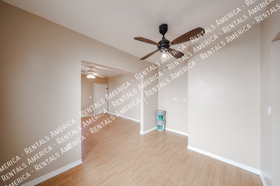 Charming 2 bedroom 1 bath house with a white picket fence yard!!! property image