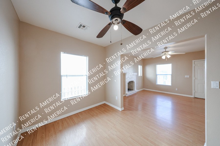 Charming 2 bedroom 1 bath house with a white picket fence yard!!! property image