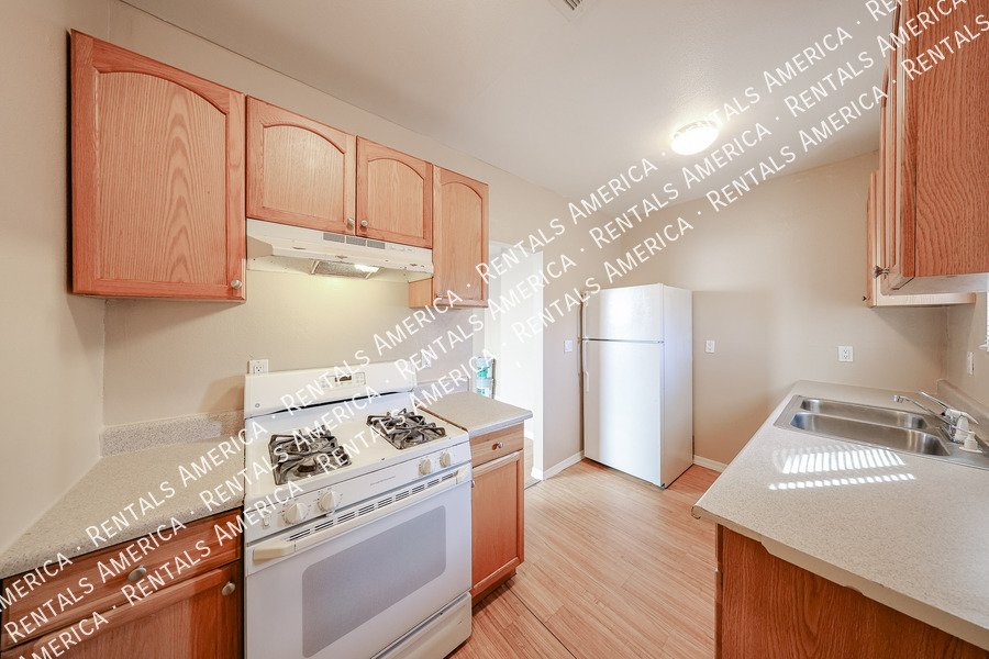 Charming 2 bedroom 1 bath house with a white picket fence yard!!! property image