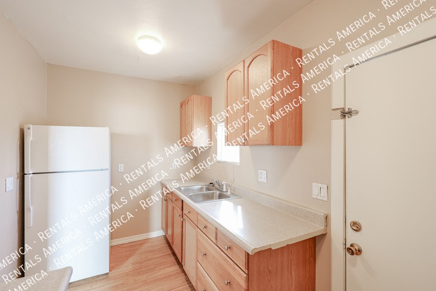 Charming 2 bedroom 1 bath house with a white picket fence yard!!! property image