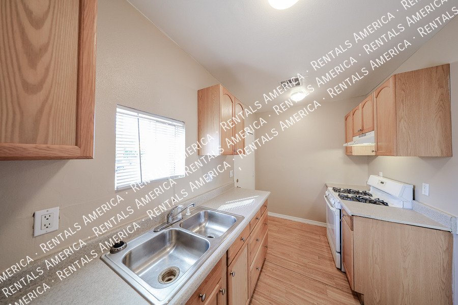 Charming 2 bedroom 1 bath house with a white picket fence yard!!! property image