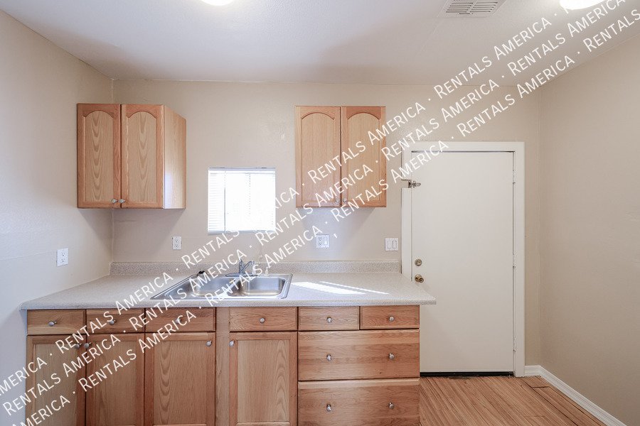 Charming 2 bedroom 1 bath house with a white picket fence yard!!! property image