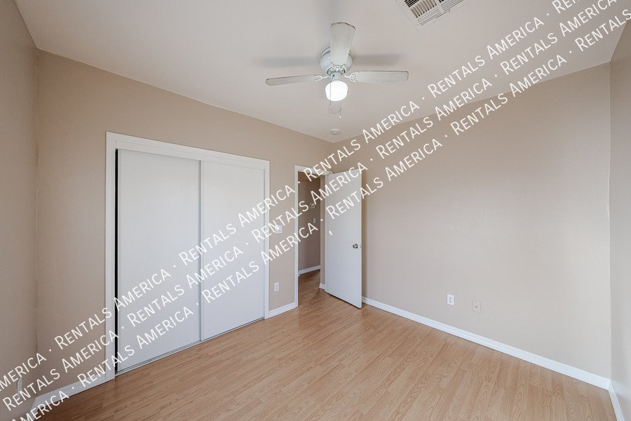 Charming 2 bedroom 1 bath house with a white picket fence yard!!! property image