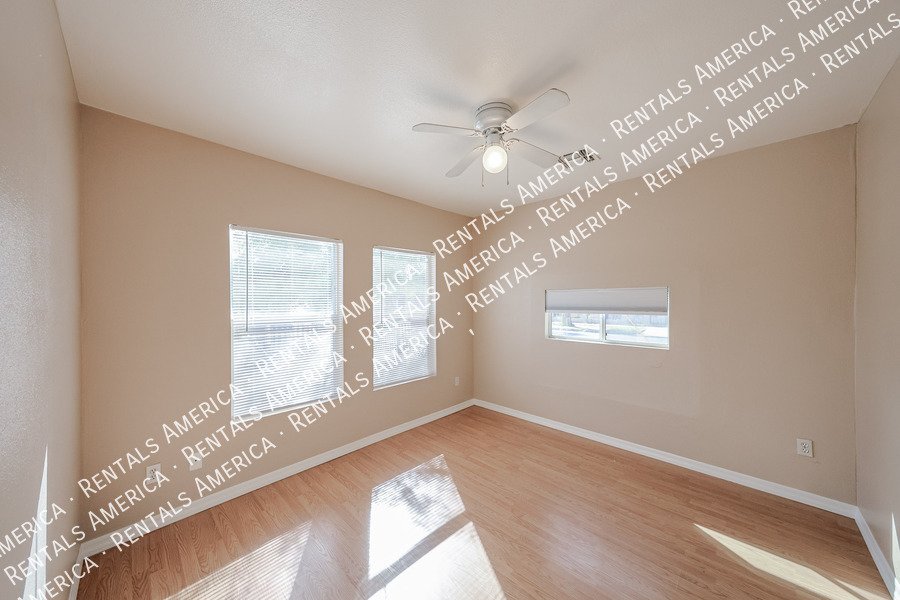 Charming 2 bedroom 1 bath house with a white picket fence yard!!! property image